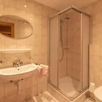 Garni Tina ايشجل